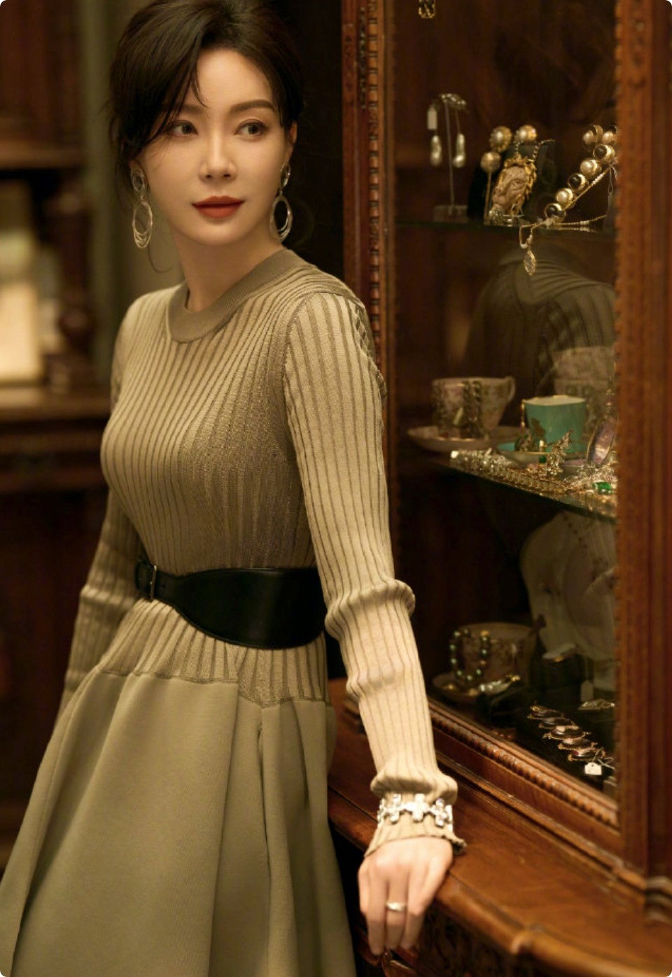 北京这一晚：被连红毯都懒得走的陈晓惊艳，剃着光头也难掩盛世美颜