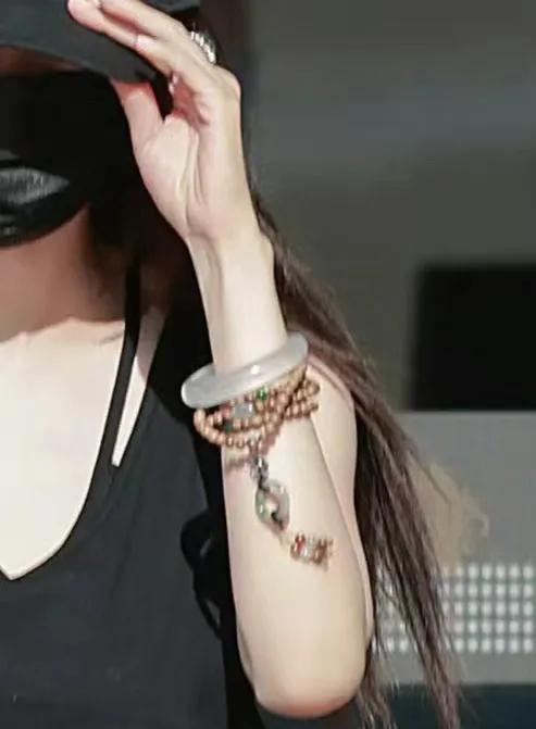 杨幂戴玉镯去看周深演唱会,她生图的美疯了,周深把自己唱哭了