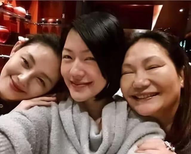 带弟弟回北京,安排母亲下葬,11岁的小玥儿终于活成了大S翻版