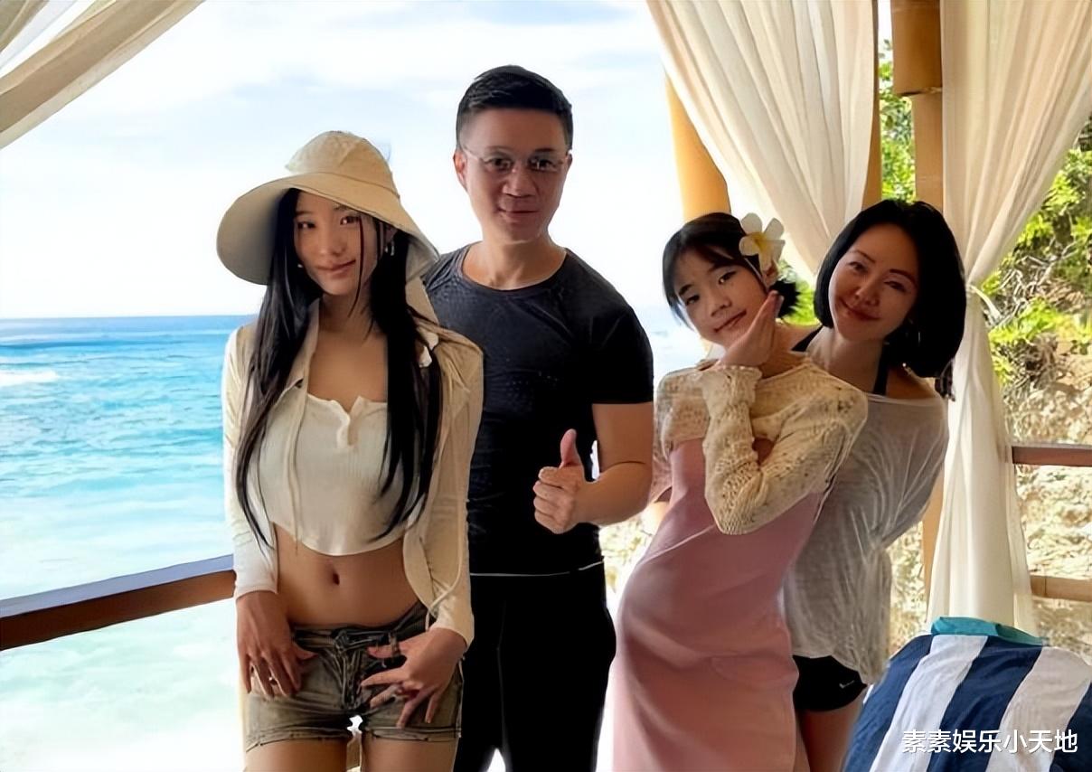 小S小女儿庆祝12岁生日，在蛋糕面前鬼马精灵，比两个姐姐还漂亮