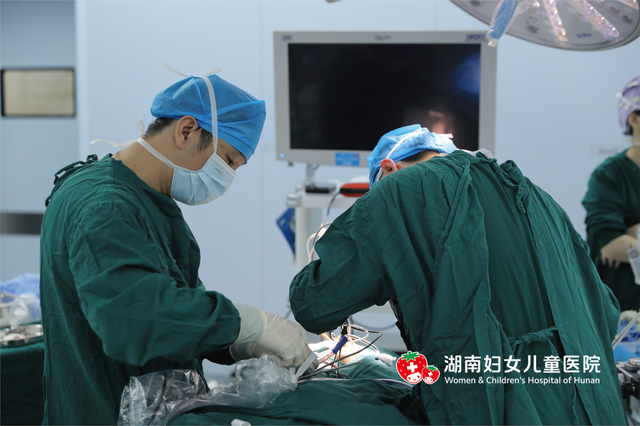 耳朵附近长了个“小洞”，一揉就有点臭，是怎么回事？