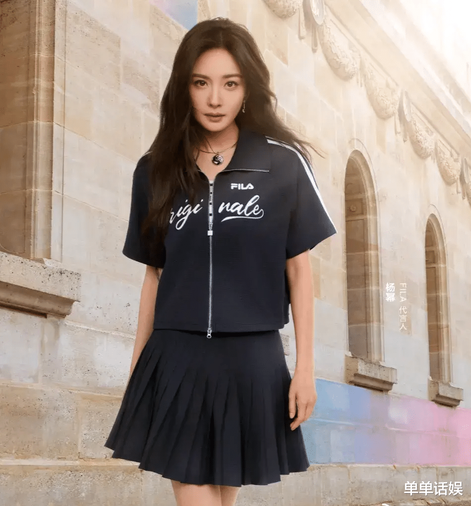 37岁杨幂最新硬照出炉,黑色短裙套装依然穿出年轻感