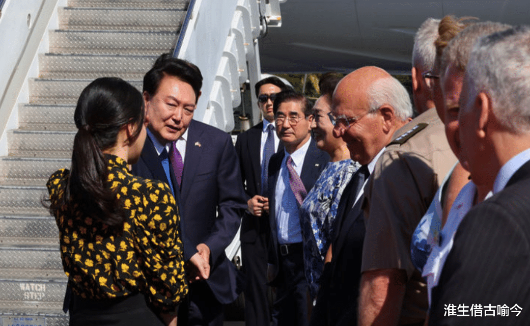 52岁韩国第一夫人出访，穿粉衣白裙扮嫩，一张“整容脸”更美了