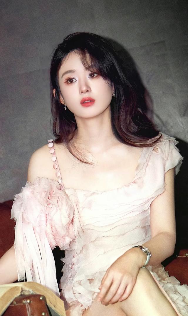 37岁赵丽颖惊艳现身广州品牌活动,简单大气,状态极佳,风采依旧