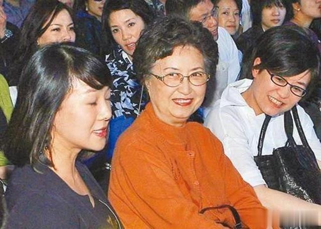 怪不得庾母看不上伊能静,看她结婚照就知道是个狠人,且才貌双修