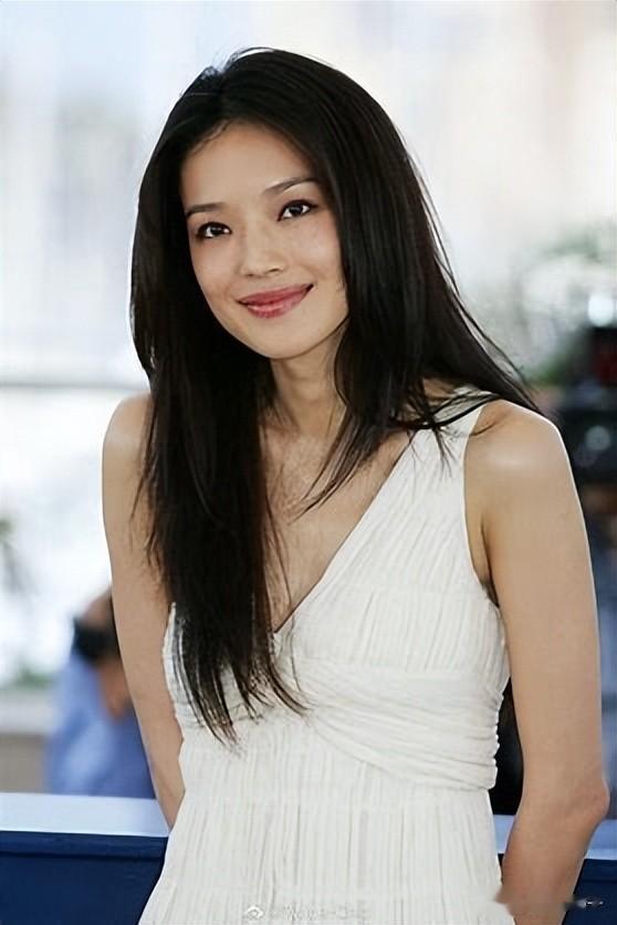 48岁舒淇光脚丫惊艳全网！冯德伦甜蜜回应：这就是我爱的她！