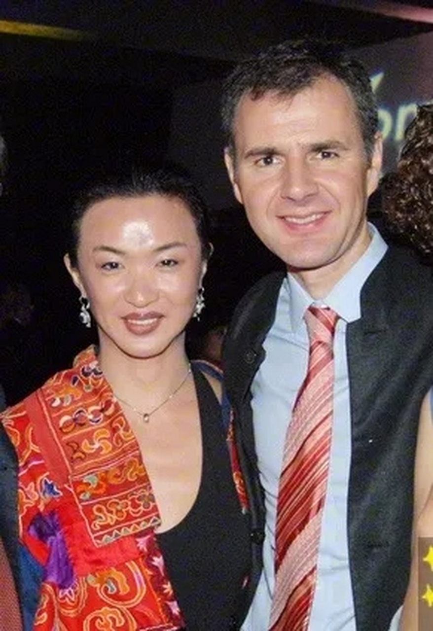 金姐为爱等待18年,与汉斯重领结婚证,网友直呼太感人!