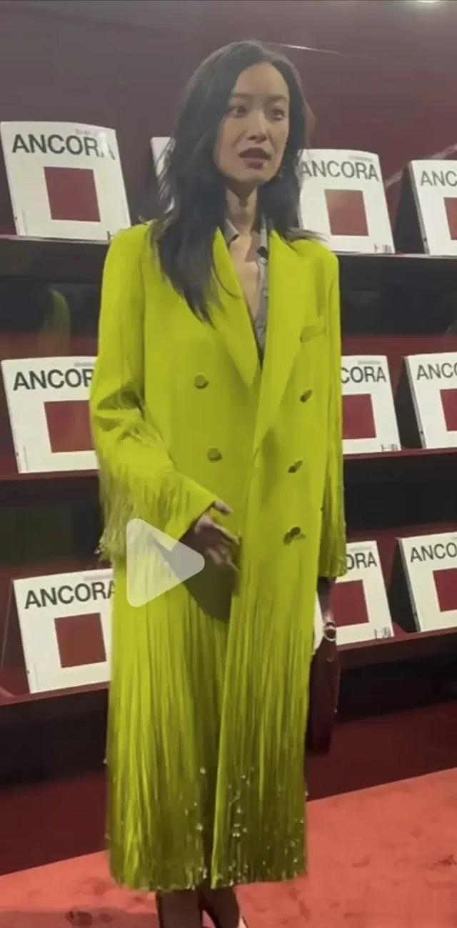 看到倪妮的现场生图中脸上的法令纹也很明显后,也就不容貌焦虑了