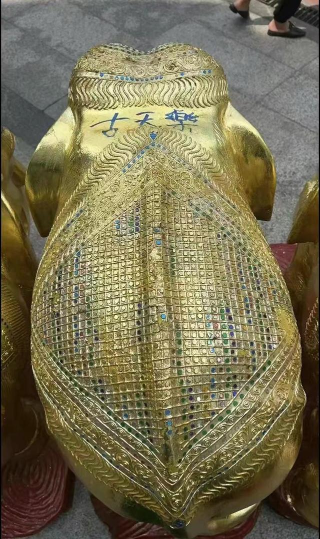 大瓜！古天乐泰国拜四面佛，送4头金象！眼神上热搜！王石也在！