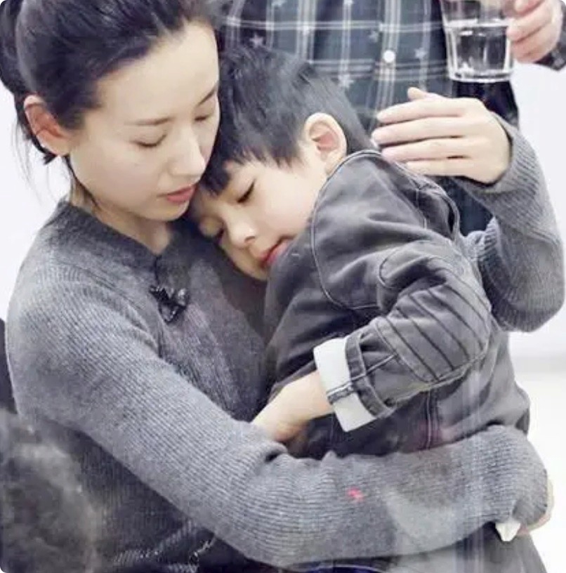 董洁儿子太早熟,15岁身高近1米8,五官神似“年轻版梁朝伟”