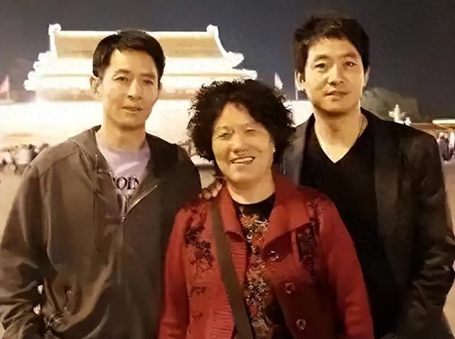 郭晓东郭晓峰是亲兄弟,两人娇妻却天差地别,哥哥果然“重口味”