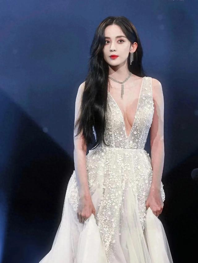 古力娜扎苗条而又圆润的身材,绝了