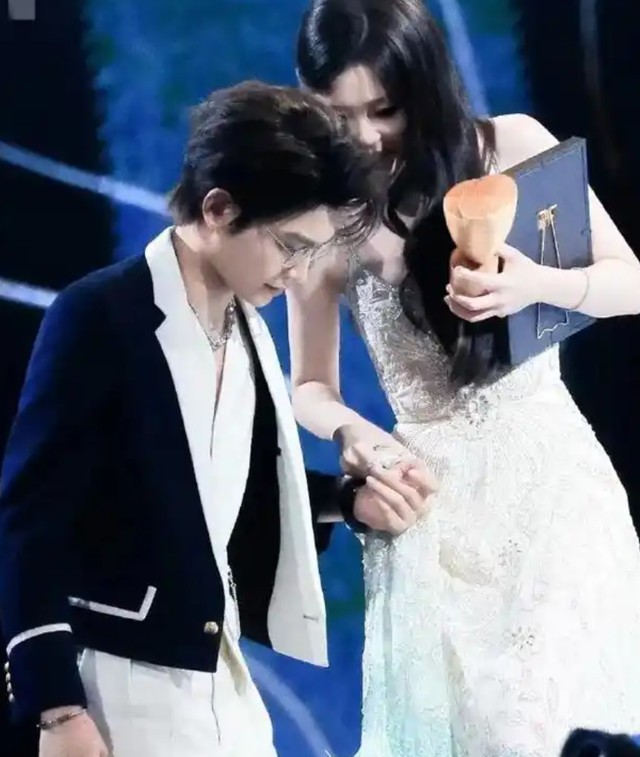 颁奖礼成“照妖镜”，内娱拜高踩低体现淋漓尽致，赵丽颖深受其害
