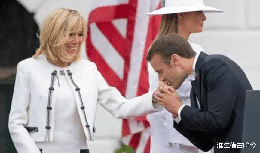 马克龙对大24岁布丽吉特的“生理性喜欢”:捏脚踝,在办公室壁咚