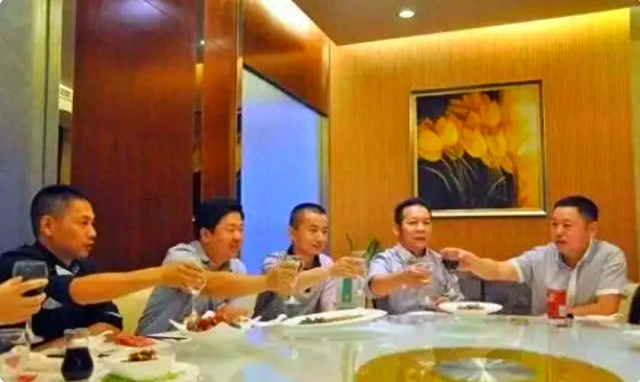 为何中高层领导下班后不受家庭束缚，享受自由应酬 员工却急于回家