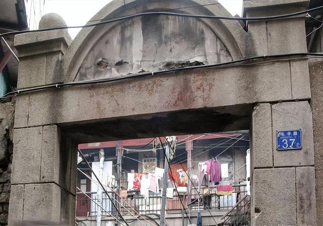 黄晓明悼念95岁姥姥,称她是优越家庭出身却低调,网友深扒后打脸