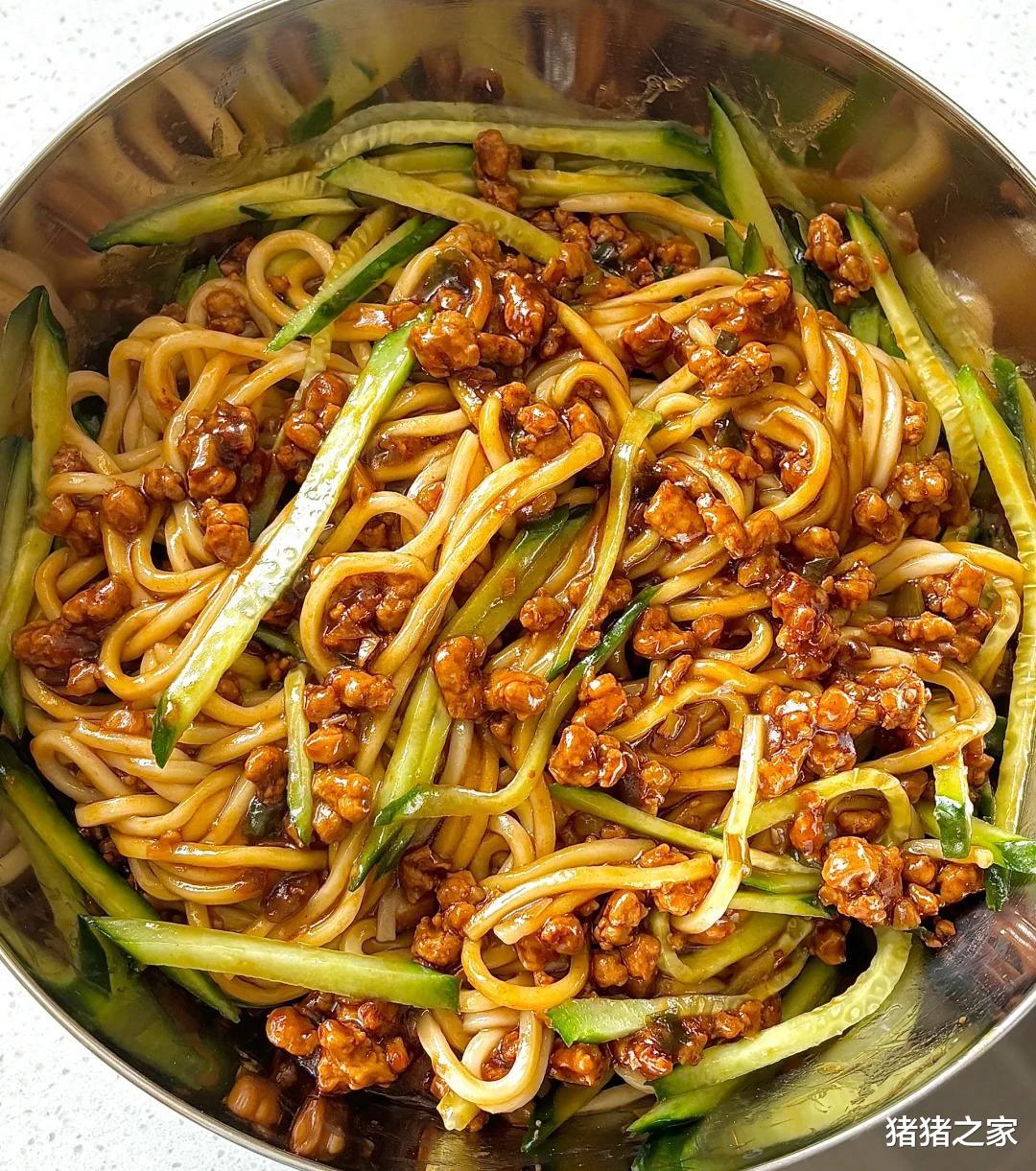 天热,不炒菜不蒸米饭,熬一锅酱拌一拌,一人一碗,开胃又好吃