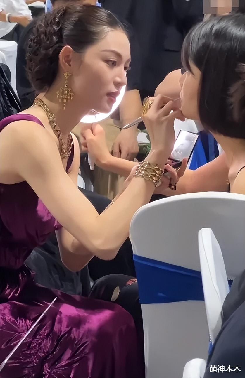 金鸡奖明星众生相:新人摔倒抢镜,范丞丞无视记者,钟楚曦松弛