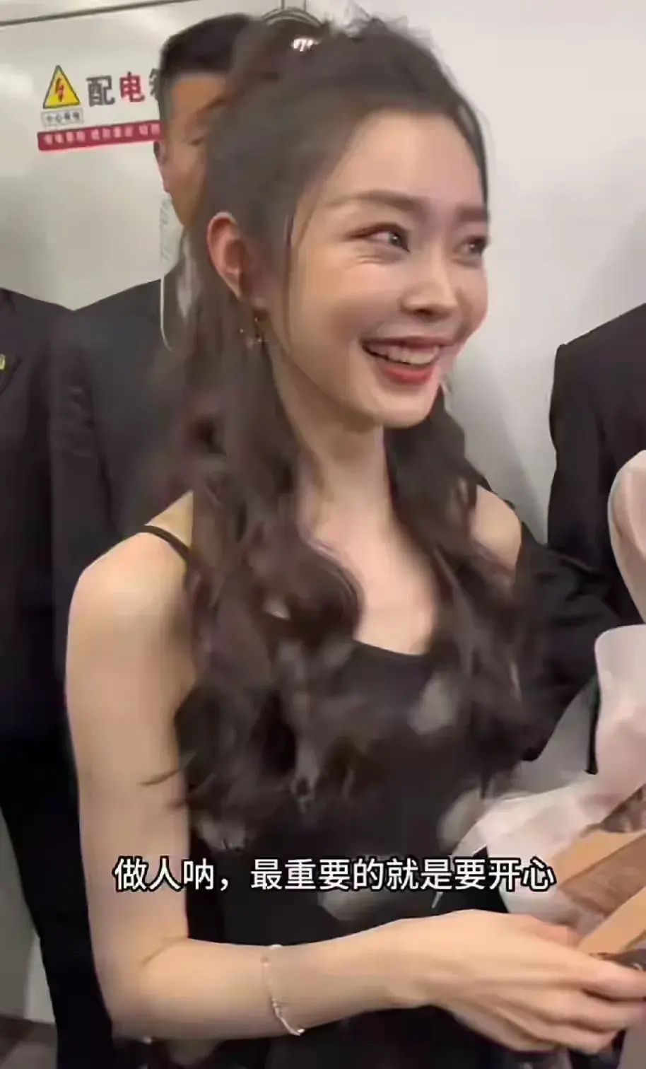 34岁吴谨言满头白发,33岁谭松韵穿大妈装,35岁宋轶满脸褶子