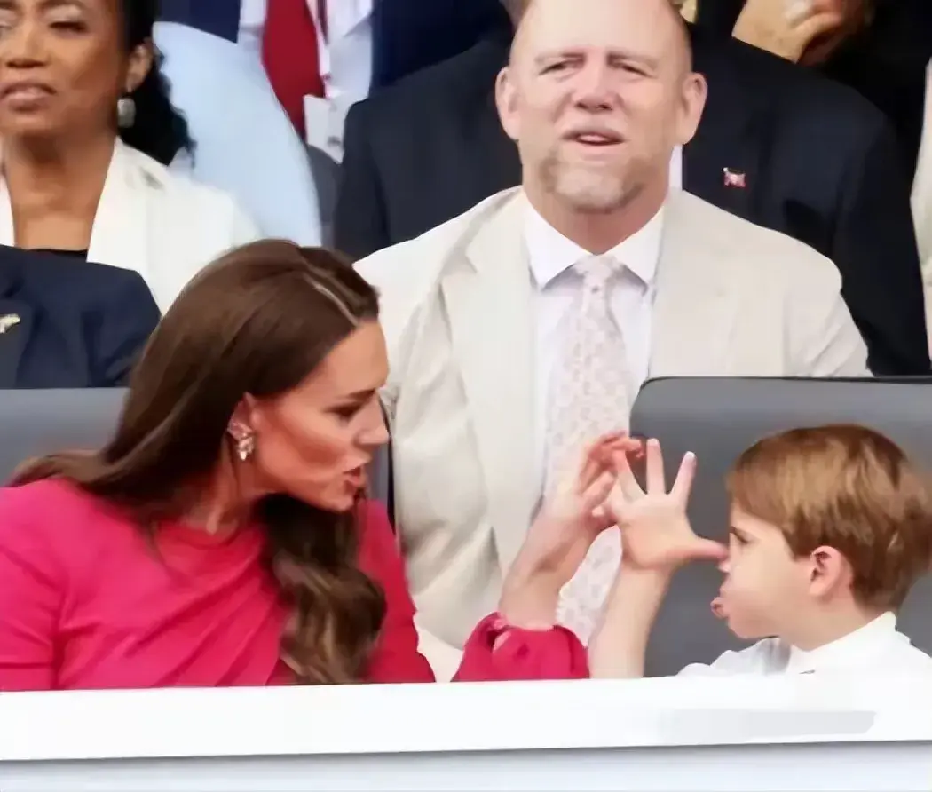 调皮的路易斯王子，只有夏洛特管得了，难怪有姐姐的场合才会有他