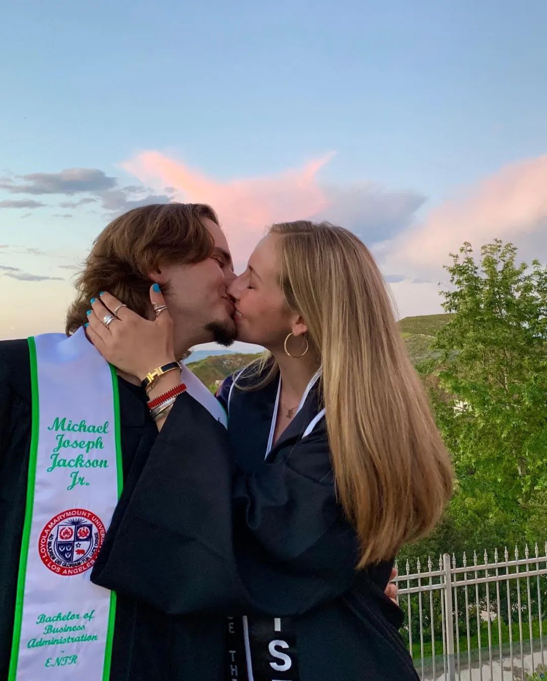 迈克尔·杰克逊22岁小儿子近照曝光:爸爸死后,网友从未放过我们