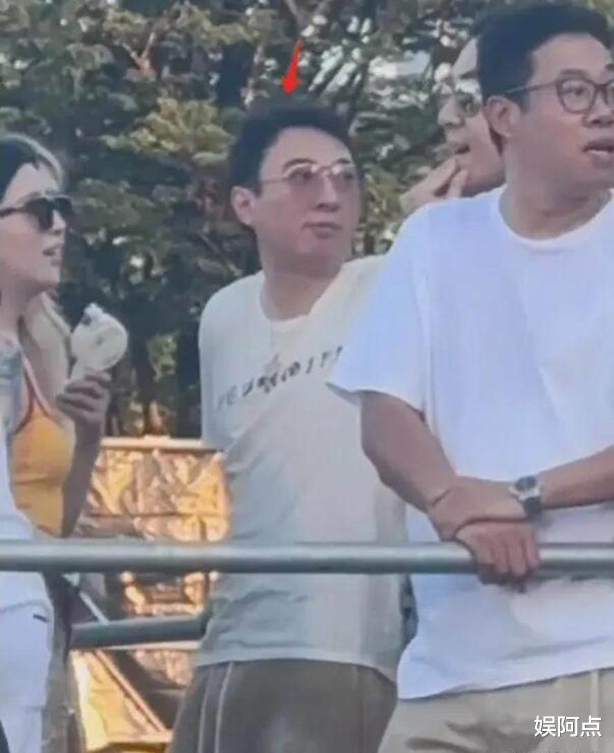 真壕气!王思聪日本音乐节开连环香槟礼炮,懒懒火速赶赴陪伴男友