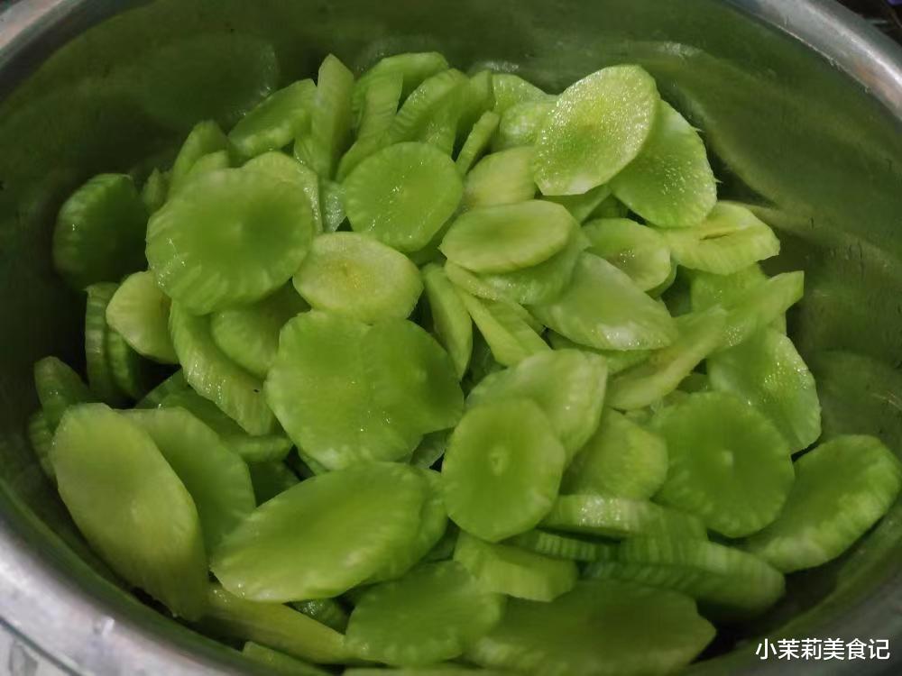 4月大量上市，1元1斤，遇到买20斤晒干炒肉吃，比新鲜的好吃多了