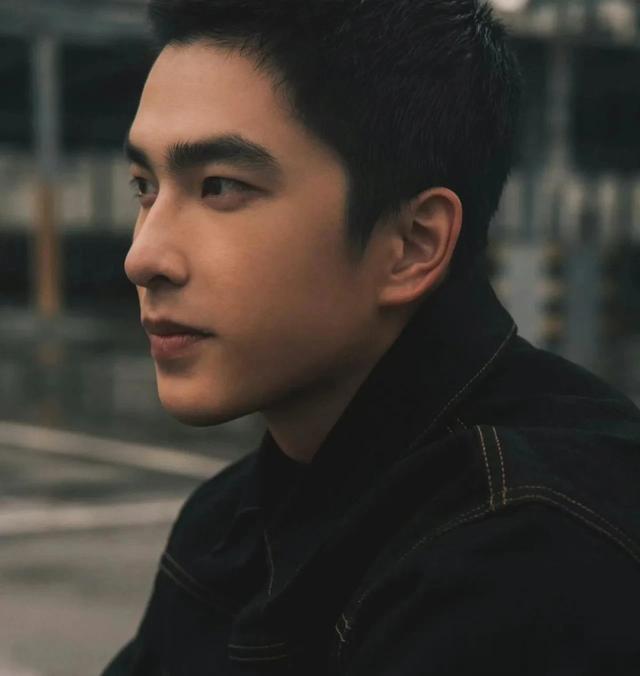 曾敬骅来自中国台湾的青年男演员，长相帅气迷人，演技精湛。