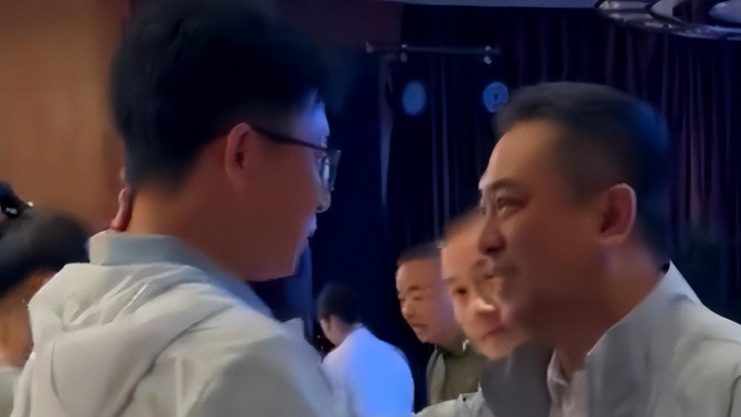 苏州这一天，王志文发际线后移，39岁文章满脸疲惫，54岁刘奕君喝冻龄水