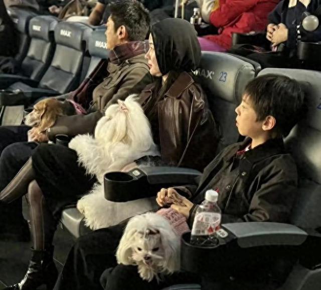 戴着头巾抱着狗，吃的白白胖胖，一张嘴就是“我老公”满脸得瑟！