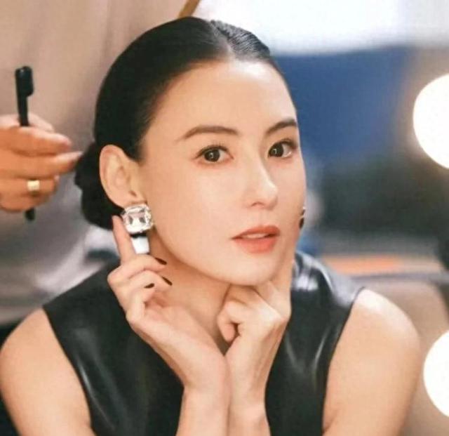 44岁张柏芝直播曝光！梳大光明贴头皮，轻奢穿出贵气