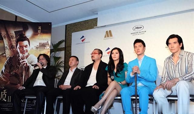 当62岁费翔同框44岁冯绍峰,才知真帅和装帅差距有多大