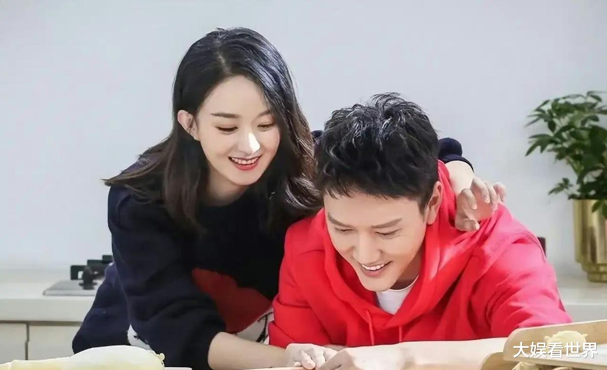 赵丽颖带儿子公园挖沙,穿衣打扮接地气,卷起裤腿像邻家妈妈