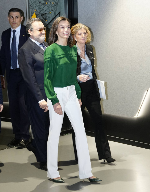 52岁西班牙王后出席颁奖礼!穿白绿配梳着齐肩发型,嫩成小姑娘了