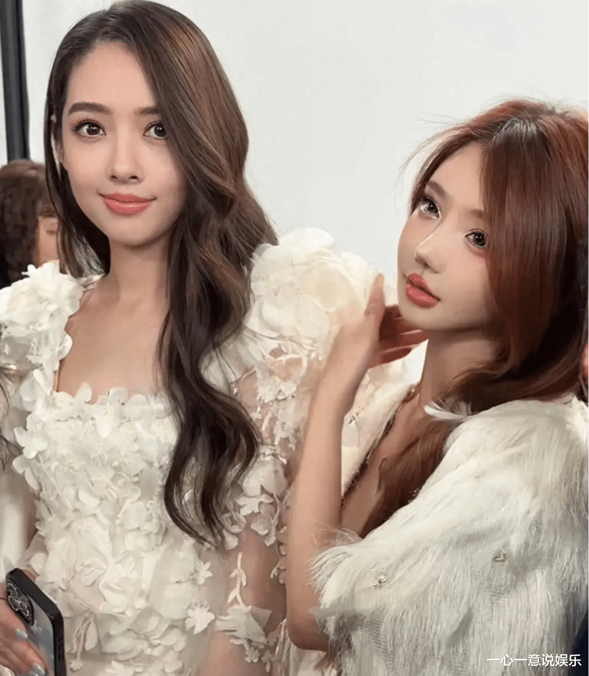 美神降临!郭碧婷巴黎看秀,靠颜值惊艳全场,新的合影杀手诞生了