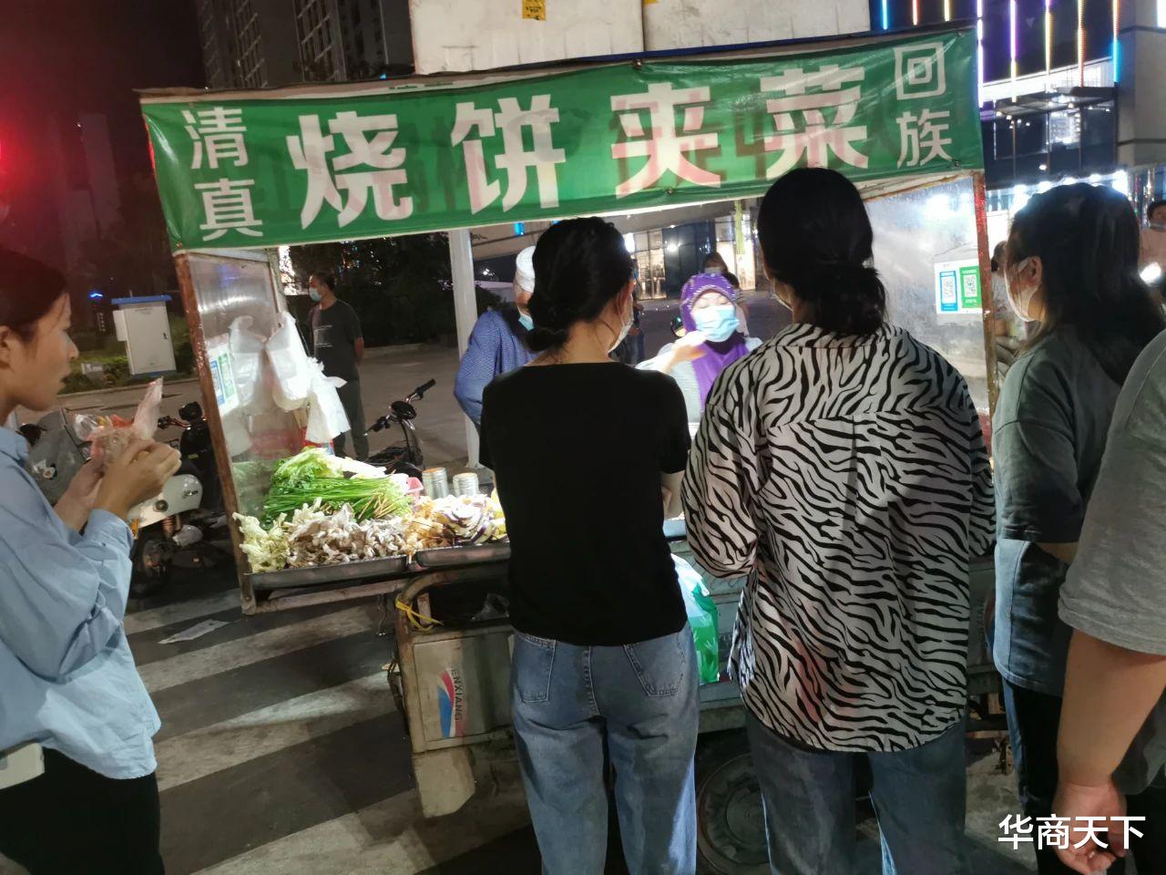 现在的路边摊也吃不起了,价格比店面都要高,失去了几块钱的快乐