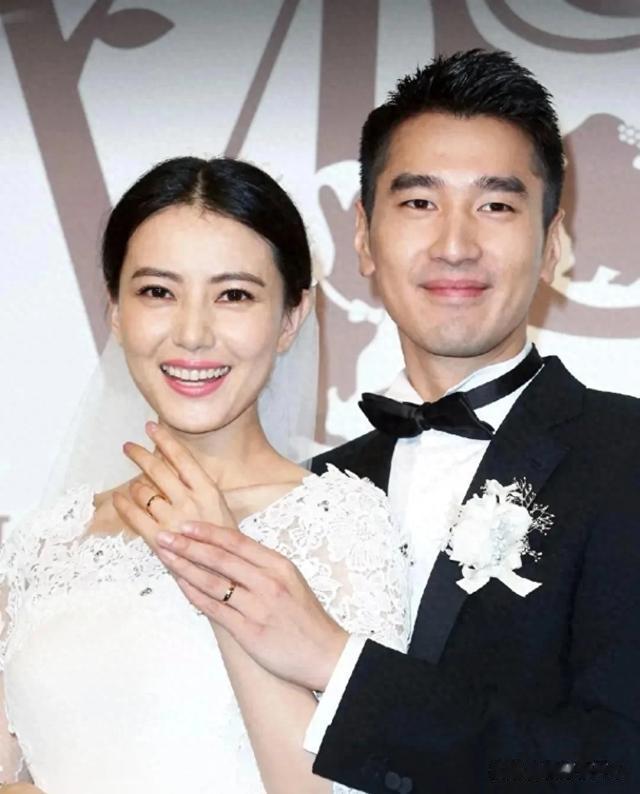 曝！高圆圆与女儿一起亮相，浓眉大眼真像爸爸赵又廷，复制粘贴吧