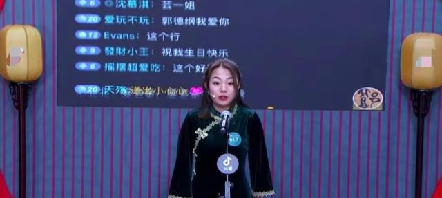 上桌吃饭了，德云社唯一女弟子赵芸一录制团综，虞姬扮相分外可爱