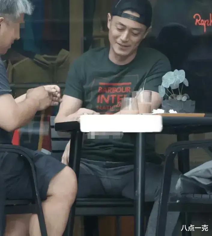 霍建华菜市场拍戏被偶遇！颜值回春，又瘦又帅，网友：脸在江山在