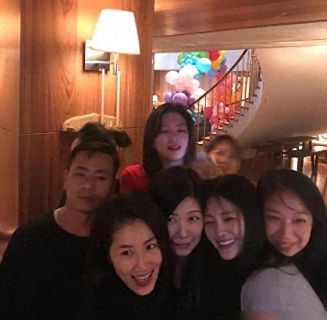 大S第二场追思会，众人喝酒唱歌、有笑有泪，贾永婕穿红衣被怒怼