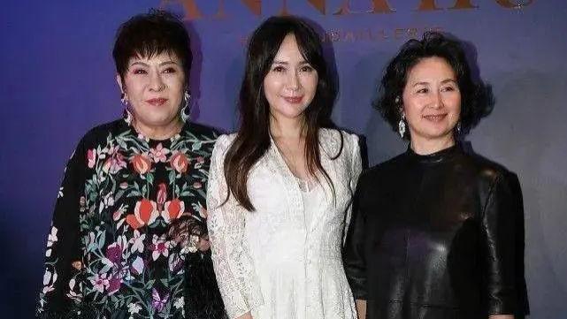 向太与何超琼同框比美，一个扮嫩翻车，一个优雅得体，差距一目了然