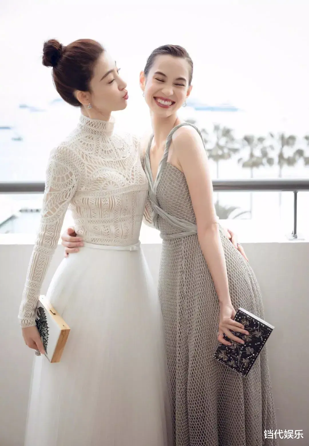 王丽坤这件礼服好前卫，前面两个“洞”让人汗颜，微胖的人不敢穿