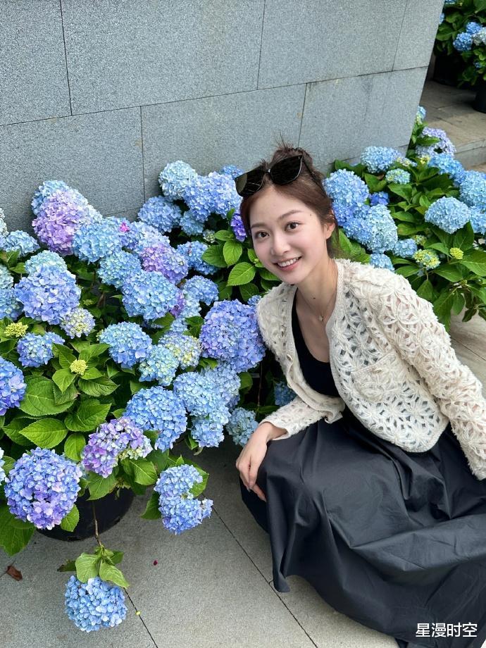 被冯琳元宵节造型美到了!灰蓝长裙高马尾仙气飘飘,笑容甜美治愈