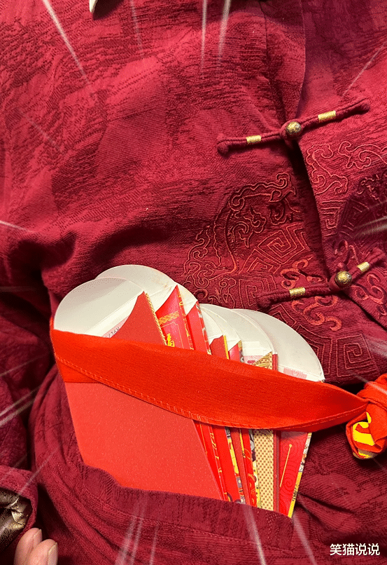 赵丽颖晒过年素颜自拍:戴着奶奶的帽子比耶拍照,单手托腮好惬意