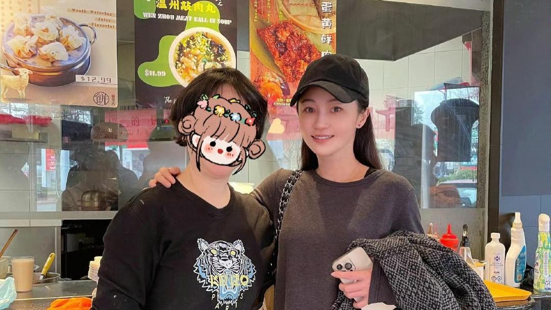 42岁姚笛近状曝光，现身加拿大被偶遇，素颜露面状态超好