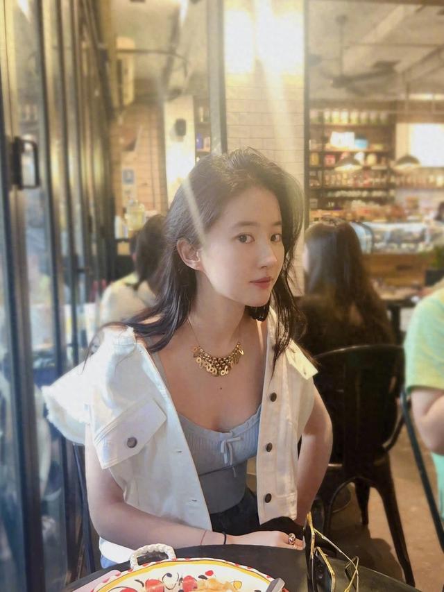 惊艳！刘亦菲穿短裙身材纤细比例超好 笑容甜美灵动可爱