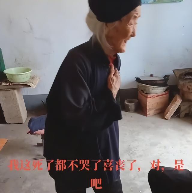 102岁网红小脚奶奶去世，生前健步如飞自称18少女，知情人曝原因