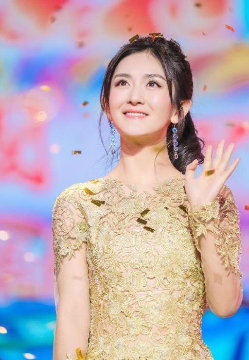 谢娜豪送6万6声称全场最高,缺席婚礼仍登热搜,陈乔恩公开锐评