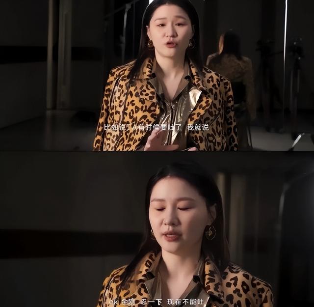 金靖怀孕后独自亮相机场，素颜打扮显孕相，大摇大摆丝毫不矫情！