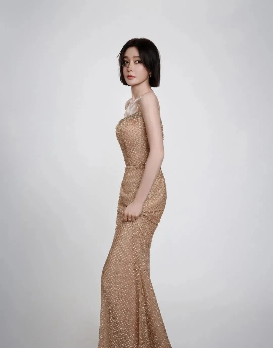 45岁秦岚这次又赢了,状态也太强了吧?黄金女神范儿稳稳拿捏!